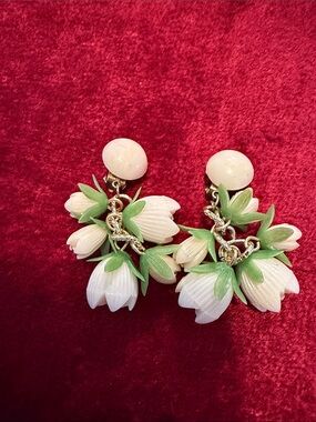 Vintage White/Green Floral acrylic Hong Kong Drop clip earrings like new